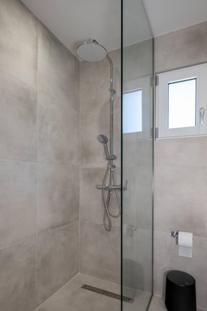 Douche, séchoir à cheveux, serviettes fournies