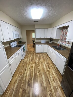 Micro-ondas, fogão, cooktop, lava-louças