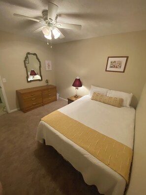 5 bedrooms, iron/ironing board, free WiFi, bed sheets - Sleeps 10, 5 Bedroom Home, Peaceful Neighborhood w/Community Pool Access (Columbus)