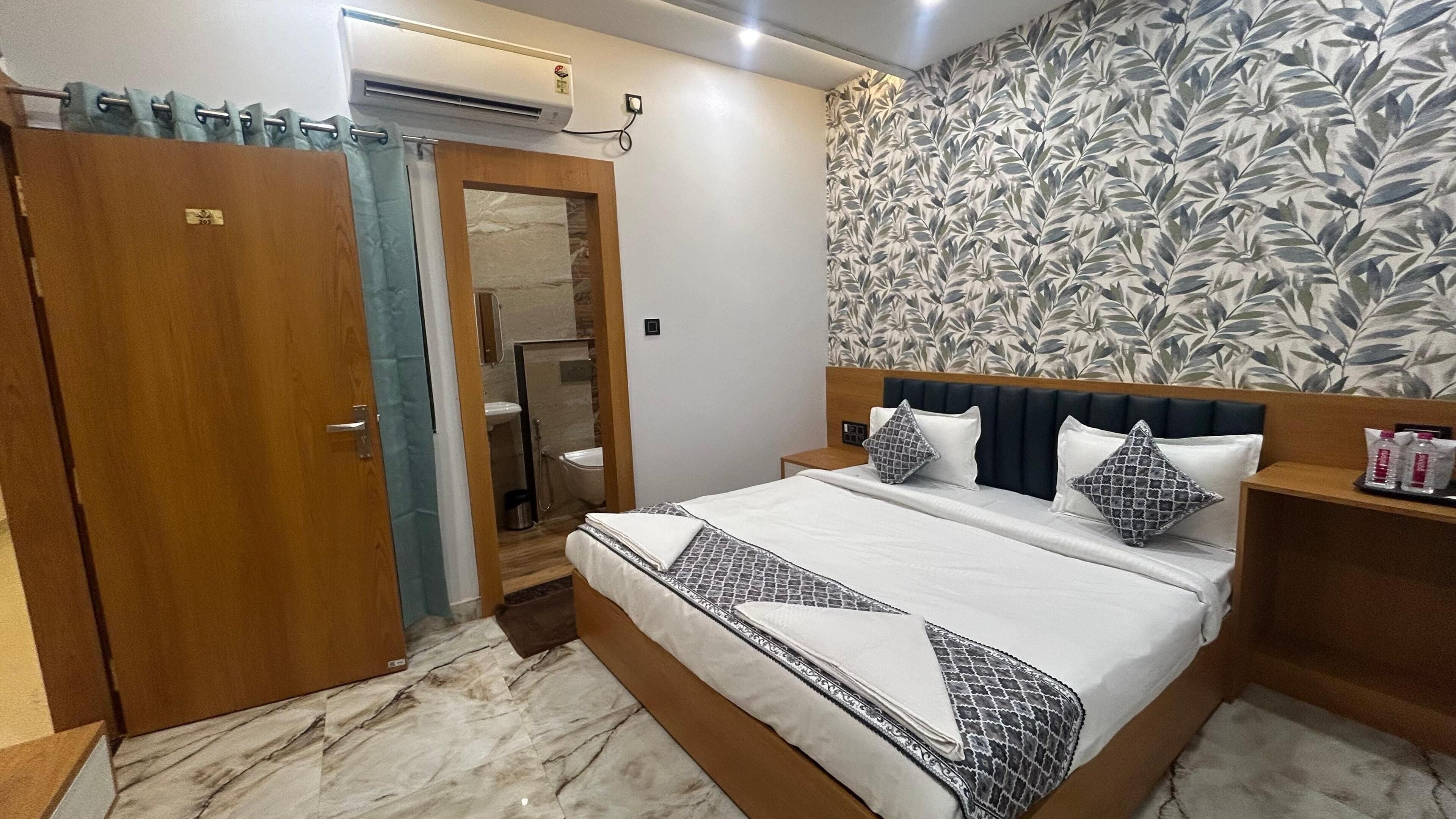 Escritorio, espacio para trabajar con laptop y wifi gratis 