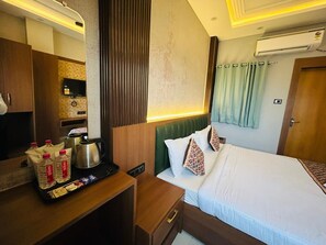 Desk, laptop workspace, free WiFi