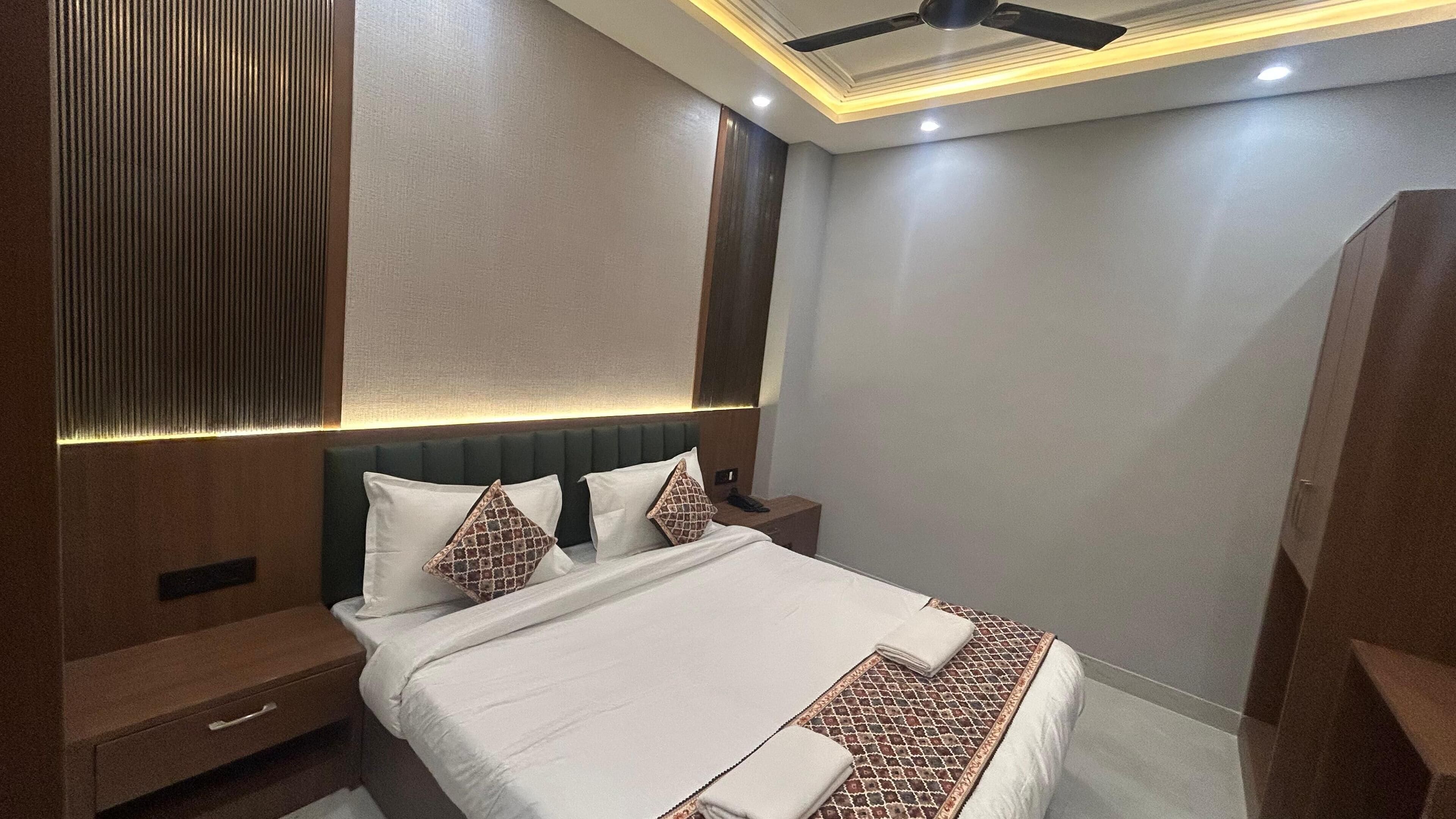 Desk, laptop workspace, free WiFi