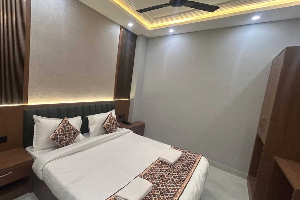 Desk, laptop workspace, free WiFi