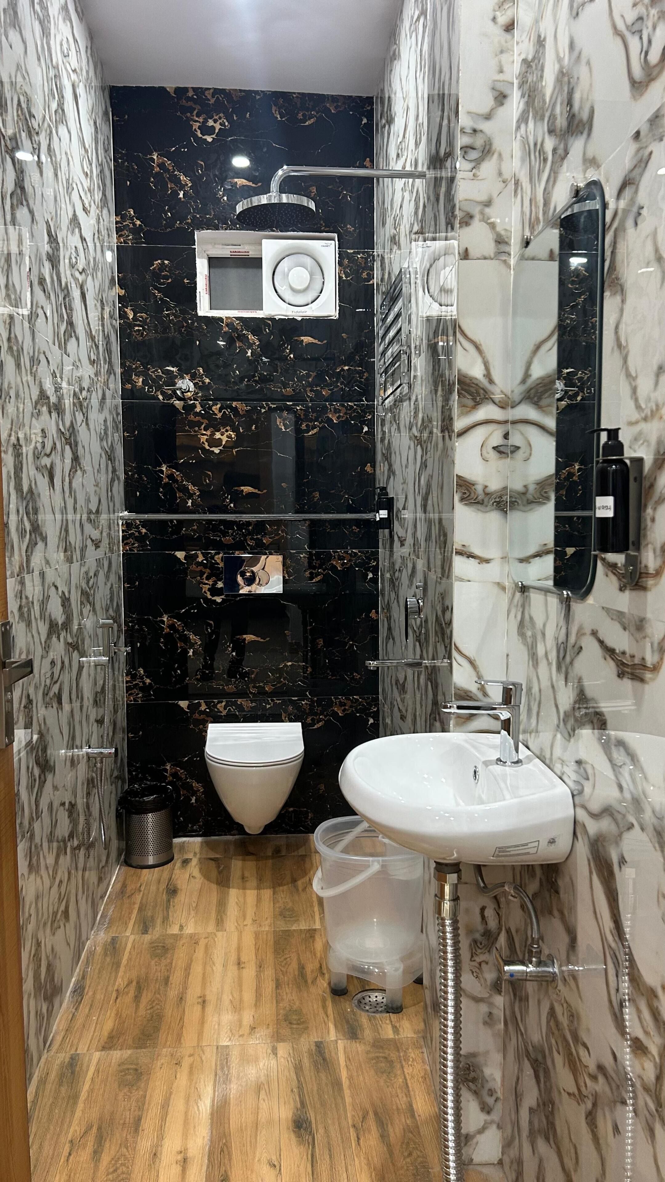 Een badkamer met toilet, wastafel en douche.