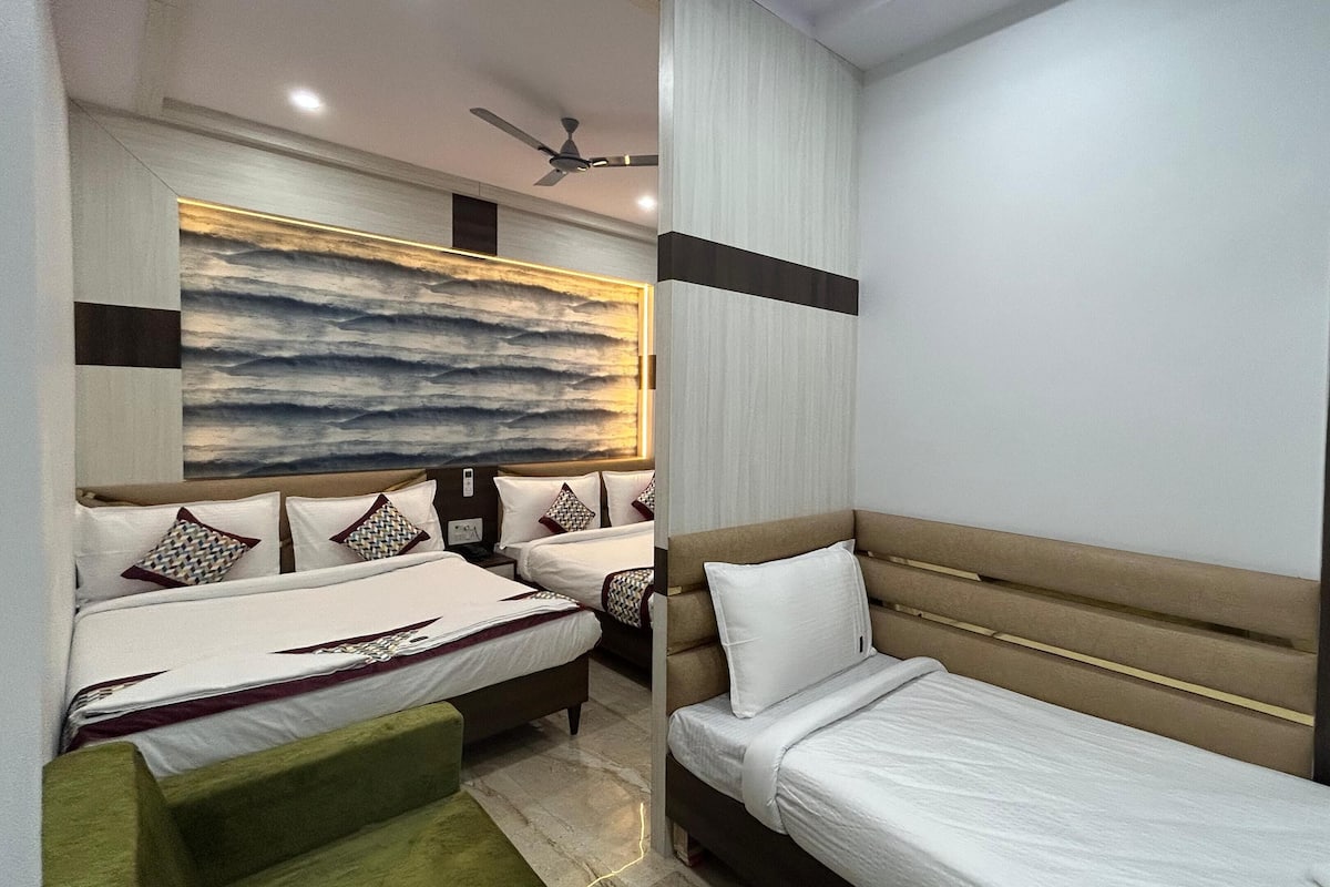 Family Room | Desk, laptop workspace, free WiFi