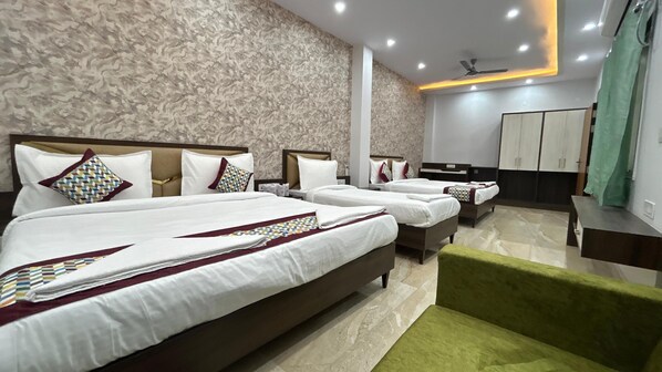 Family Room | Desk, laptop workspace, free WiFi