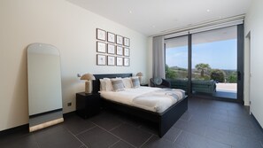 5 bedrooms, iron/ironing board, travel cot, free WiFi - Villa Sernadinha em Lagos by LovelyStay (Bensafrim)