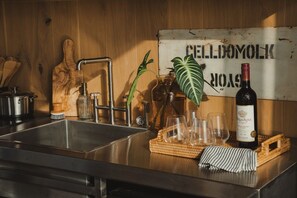 奢华小屋, 湖景 | 私人厨房 | 迷你冰箱、微波炉、炉灶、厨具/餐具