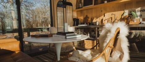 Cabane Luxe, vue lac | Coin séjour