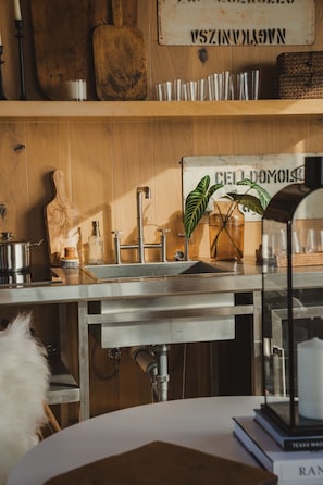 Luxury Cabin, Lake View | Dapur peribadi | Peti sejuk mini, ketuhar gelombang mikro, dapur