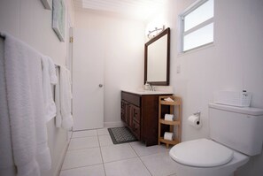 Shower, towels, toilet paper - Casa Solemare Oceanfront Cottage (Stake Bay)