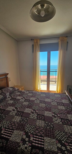 3 habitaciones, tabla de planchar con plancha y ropa de cama 