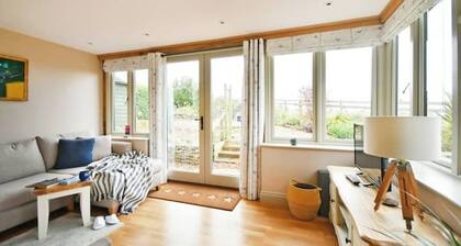 The Stone Barn - Luxury Barn in Rural Wiltshire
