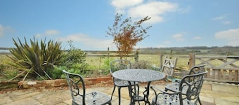 The Stone Barn - Luxury Barn in Rural Wiltshire