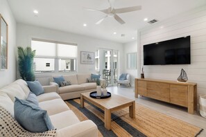 Téléviseur connecté, jeux vidéo, table de ping-pong, livres