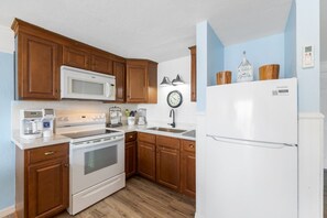 Fridge, microwave, oven, stovetop - Corner Unit ~ King Bed ~ Sunset Views (Cedar Key)