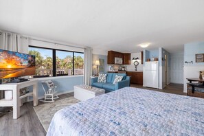 1 bedroom, desk, travel crib, free WiFi - Corner Unit ~ King Bed ~ Sunset Views (Cedar Key)