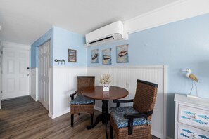 Dining - Corner Unit ~ King Bed ~ Sunset Views (Cedar Key)