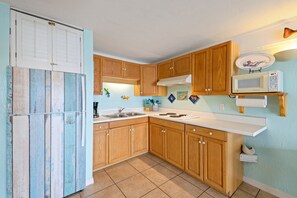 Jääkaappi, mikroaaltouuni, liesi, kahvin-/teenkeitin