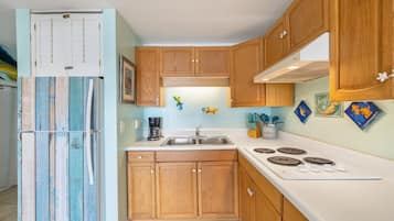 Kylskåp, mikrovågsugn, spishäll och kaffe- och tebryggare