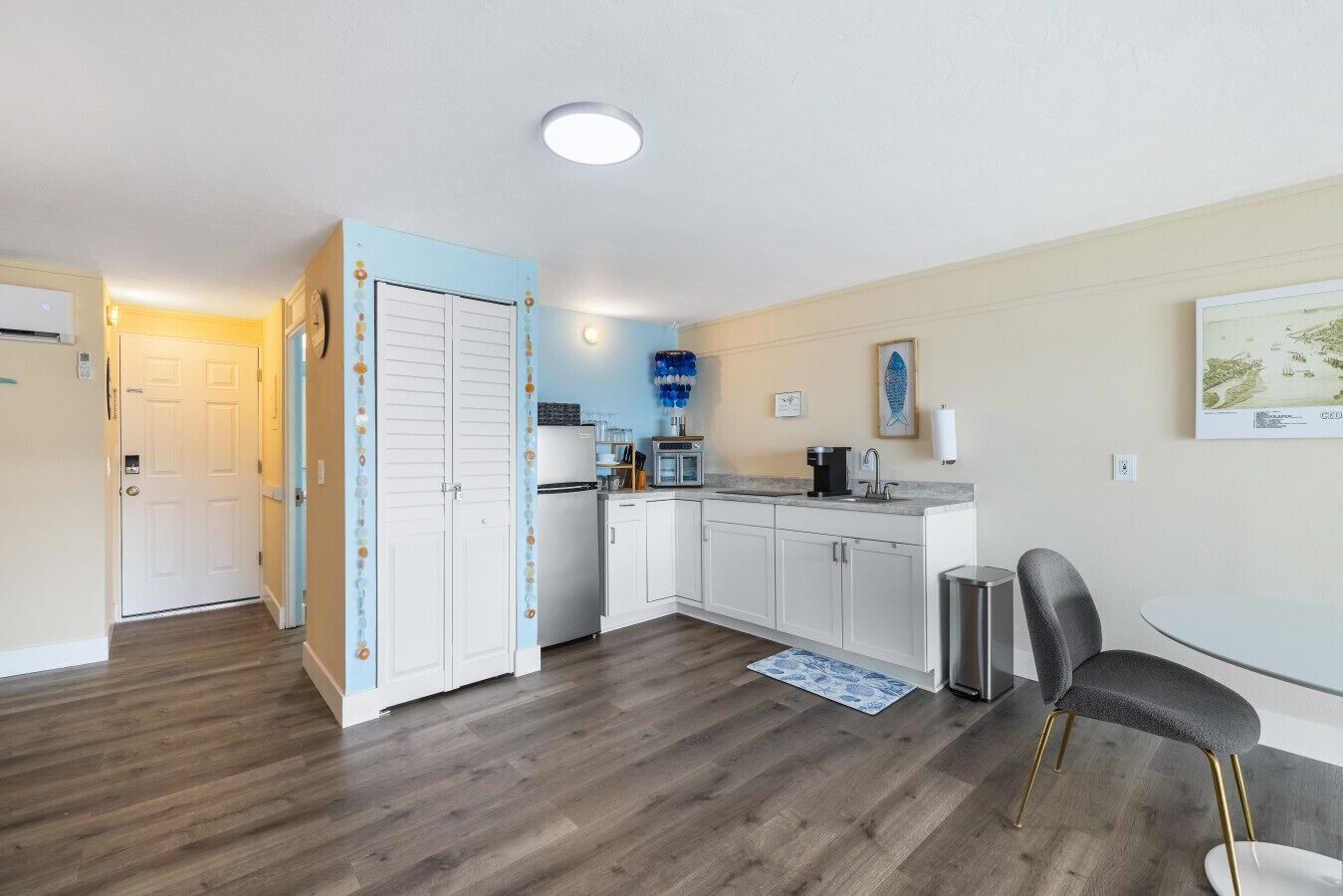 Micro-ondes, plaque de cuisson, cafetière/bouilloire, grille-pain