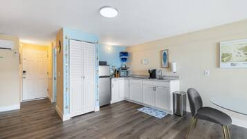 Four à micro-ondes, surface de cuisson, cafetière-théière, grille-pain