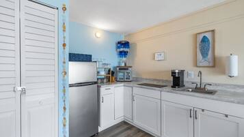 Four à micro-ondes, surface de cuisson, cafetière-théière, grille-pain