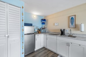 Micro-ondes, plaque de cuisson, cafetiĂšre/bouilloire, grille-pain