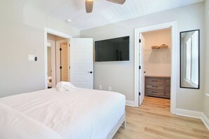 3 bedrooms, free WiFi, bed sheets - Steps from the Sand - New 3BR Beach Cottage Near Keesler AFB & Gulf Fun (Biloxi)