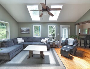 Smart TV, fireplace, books, stereo