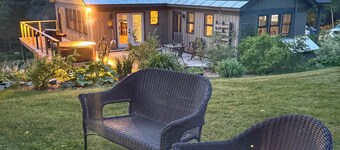 Equinox Haus: Private retreat with pool table, hot tub and hiking trails