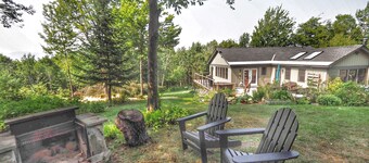 Equinox Haus: Private retreat with pool table, hot tub and hiking trails