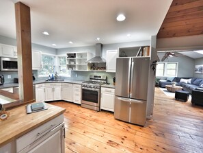 冷蔵庫、電子レンジ、オーブン、コンロ