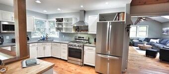 Equinox Haus: Private retreat with pool table, hot tub and hiking trails