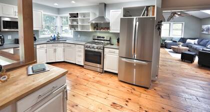 Equinox Haus: Private retreat with pool table, hot tub and hiking trails