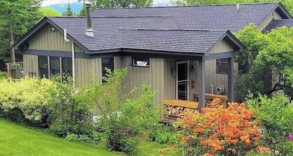 Equinox Haus: Private retreat with pool table, hot tub and hiking trails