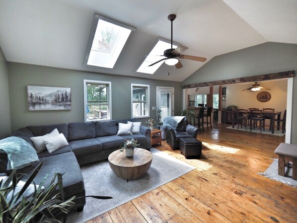 スマートテレビ、暖炉、書庫、ステレオ