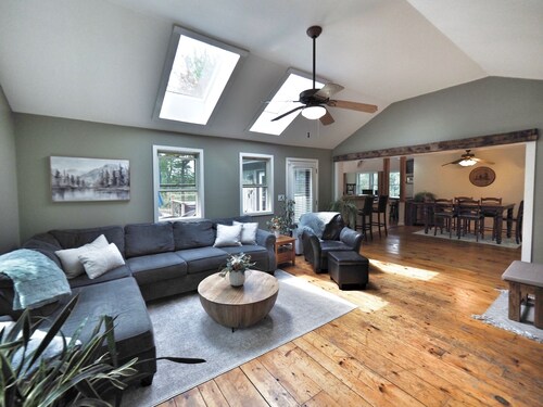 Equinox Haus: Private retreat, pool table, hot tub, game room & hiking trails