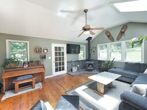 Smart TV, fireplace, books, stereo