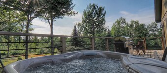 Equinox Haus: Private retreat with pool table, hot tub and hiking trails