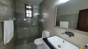 Een douche, een bidet, handdoeken, zeep