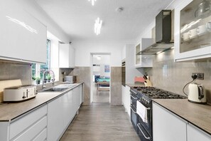 Een koelkast, een magnetron, een oven, een kookplaat