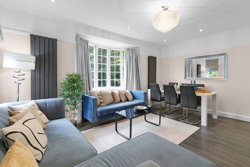 Elegant 5 Bedroom, 2 Bathroom Home at Marlow Hill