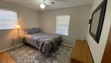 4 bedrooms, iron/ironing board, WiFi, bed sheets