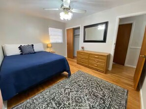 4 bedrooms, iron/ironing board, WiFi, bed sheets