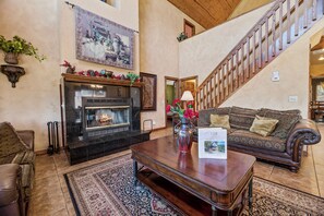 Hus, utsikt mot innsjø | Oppholdsområde