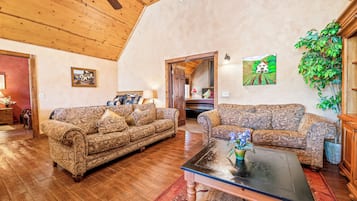 Casa, vista al lago | Área de sala de estar