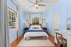 6 bedrooms, iron/ironing board, WiFi, bed sheets