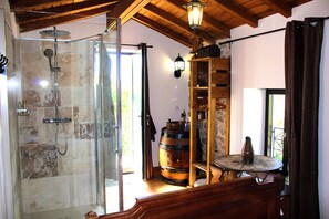 Dusj, håndklær, såpe og toalettpapir