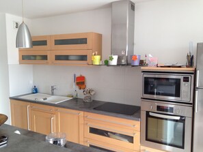 Fridge, microwave, oven, stovetop - Résidence port Calvi- Apartment T3 sea view (Calvi)